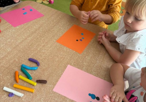 Dzieci pracują przy stole