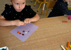 Dziecko wykonuje kropki z plasteliny