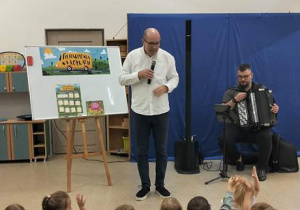 Pan Maciej wita dzieci