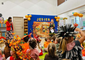 Pani dyrektor rozpoczyna Bal Jesieni