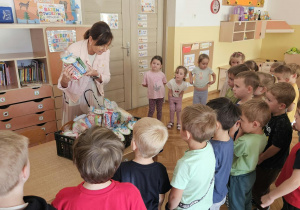 Pani dyrektor wręcza upominki