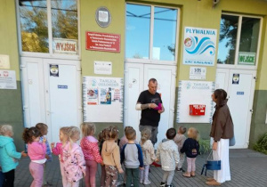 Poszukiwacze wręczają kasztanki życzliwości