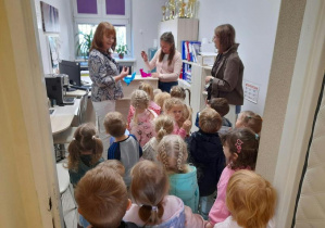 Poszukiwacze wręczają kasztanki życzliwości w SP nr 12