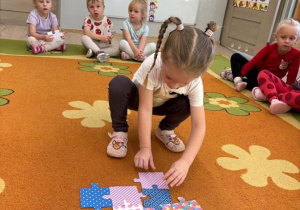 Dziewczynka dokłada brakujące puzzle
