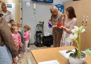 Poszukiwacze wręczają kasztanki życzliwości w SP nr 12