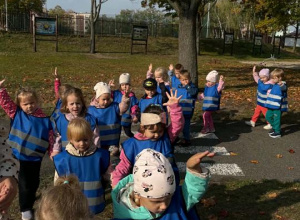 Przedszkolaki uczą się bezpieczeństwa na drodze