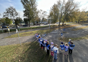 Dzieci słuchają o bezpieczeństwie w ruchu drogowym