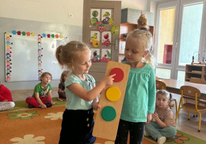 Dziecko wskazuje kolor czerwony na sygnalizatorze
