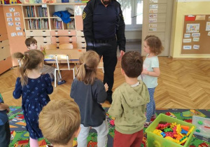 Pan Komendant Straży Miejskiej rozmawia z dziećmi