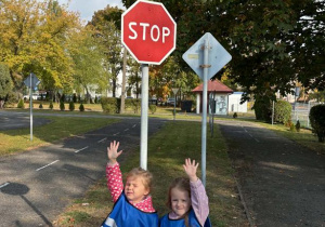 Dziewczynki wskazują znak STOP