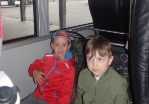 Dzieci jada autobusem