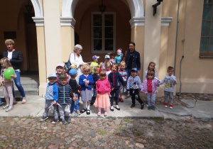Dzieci idą do ogrodu przy muzeum
