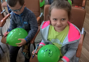 Dzieci ozdabiają balony
