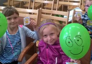 Dzieci robią ludziki z balonów