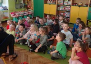 Dzieci słuchają opowiadania "Krzyś w przedszkolu"