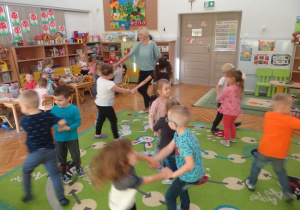 Dzieci tańczą przy muzyce o wodzie