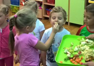 Dzieci rozpoznają owoce po smaku