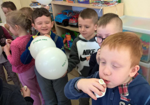 Chłopcy dmuchają balony