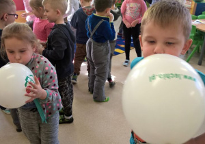 Dzieci dmuchają balony