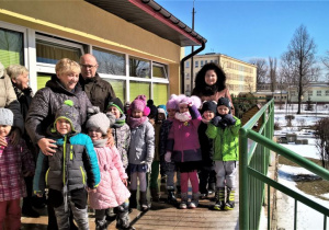 Zdjęcie przedszkolaków z panem leśniczym