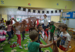 Przedszkolaki tańczą z chustkami