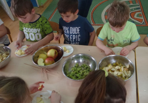 Dzieci kroją jabłka