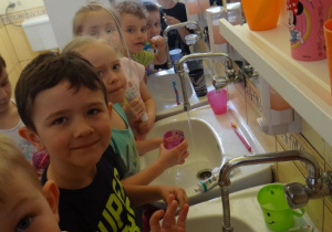 Przedszkolaki myją zęby