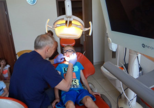 Chłopiec na fotelu dentystycznym