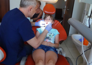 Dziewczynka na fotelu dentystycznym