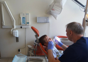 Chłopiec na fotelu dentystycznym