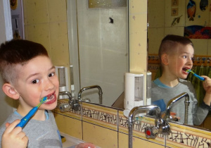 Chłopiec myje zęby