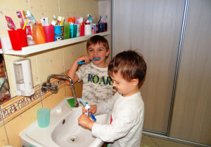 Chłopcy myją zęby