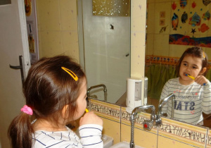 Dziewczynka myje zęby