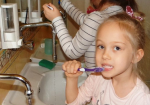 Dziewczynki myją zęby