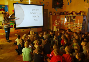 Przedszkolaki ogladają fimy edukacyjne o smogu