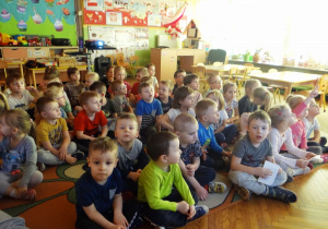 Wspólne zdjęcie przedszkolaków podczas oglądania filmu