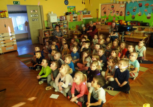 Przedszkolaki podczas projekcji filmu