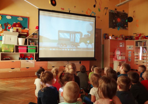 Przedszkolaki ogladają fimy edukacyjne o smogu