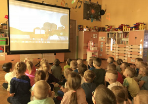 Dzieci ogladają film edukacyjny