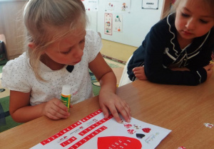 Dzieci wykonują pocztówkę dla Prezydenta Polski