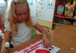 Dziewczynka wykonują pocztówkę dla Marszałka Sejmu i Senatu