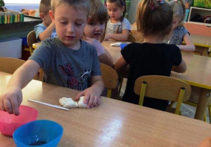 Chłopiec wrabia ciasto z masy solnej