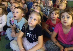 Dzieci oglądają film o Polsce