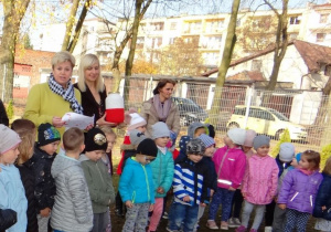 Dzieci słuchają życzeń dla Polski