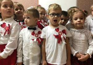 Dzieci śpiewają Mazurka Dąbrowskiego