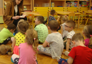 uczennica czyta przedszkolakom