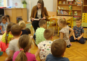 uczennica czyta przedszkolakom