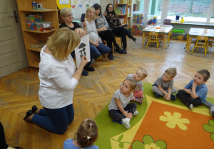 nauczycielka objaśnia pracę