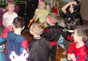 przedszkolaki podczas balu karnawałowego
