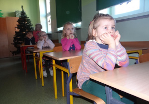 Zabawy Tropicieli z tablicą multimedialną w SP nr